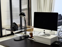 Elektrisch höhenverstellbarer Schreibtisch