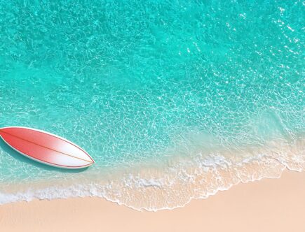 E Surfboard treibt allein im kristallklaren Wasser vor weissem Sandstrand – Sinnbild fuer Ruhe, Freiheit und Lifestyle