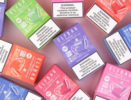Verschiedene Elfbar Liquids wie Green Apple, Grape Raspberry und Pink Lemon in bunten Verpackungen nebeneinander angeordnet