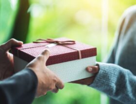 Geschenk wird überreicht in roter Box | Elf Bar vape