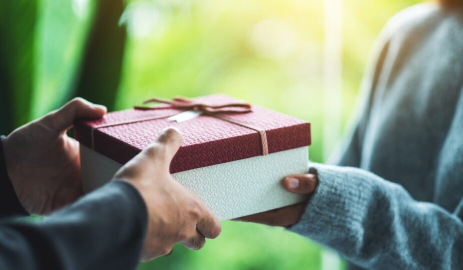 Geschenk wird überreicht in roter Box | Elf Bar vape