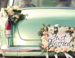 Vintage Hochzeitsauto mit Blumenschmuck und Just Married Schild – perfekte Kulisse zur Feier mit Ehering Gold