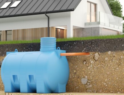 Zisterne Regenwasser unterirdisch installiert vor Einfamilienhaus