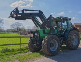 Traktor mit Frontlader auf Hof | Suevia