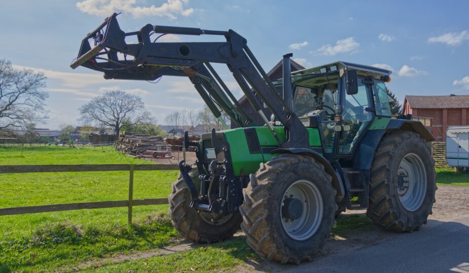 Traktor mit Frontlader auf Hof | Suevia