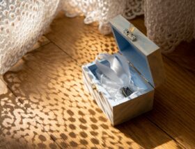 Holzbox im warmen Licht mit dekorativem Schattenmuster, ideal als stimmungsvolles Motiv fuer einen Artikel ueber Antik Schmuck und Shopping