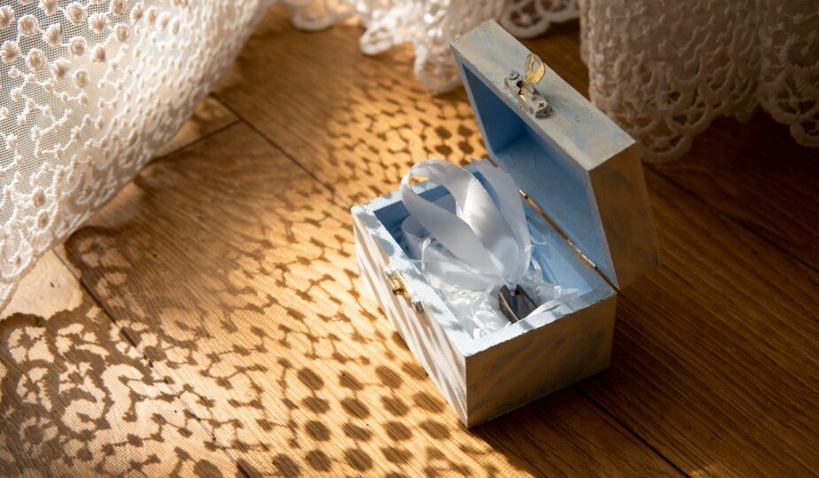 Holzbox im warmen Licht mit dekorativem Schattenmuster, ideal als stimmungsvolles Motiv fuer einen Artikel ueber Antik Schmuck und Shopping