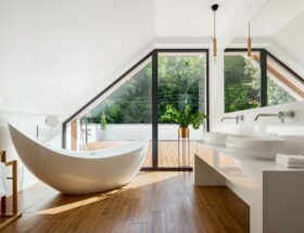 Lichtdurchflutetes Bad mit freistehender Wanne | Dusch WC Aufsatz