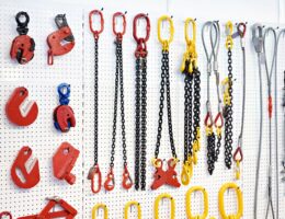 Werkstattwand mit Ketten, Haken und Hebezeugen für Elektrokettenzug