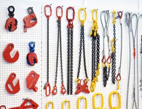 Werkstattwand mit Ketten, Haken und Hebezeugen für Elektrokettenzug