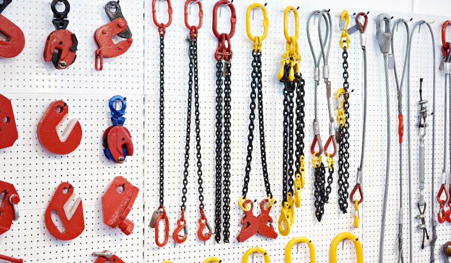 Werkstattwand mit Ketten, Haken und Hebezeugen für Elektrokettenzug